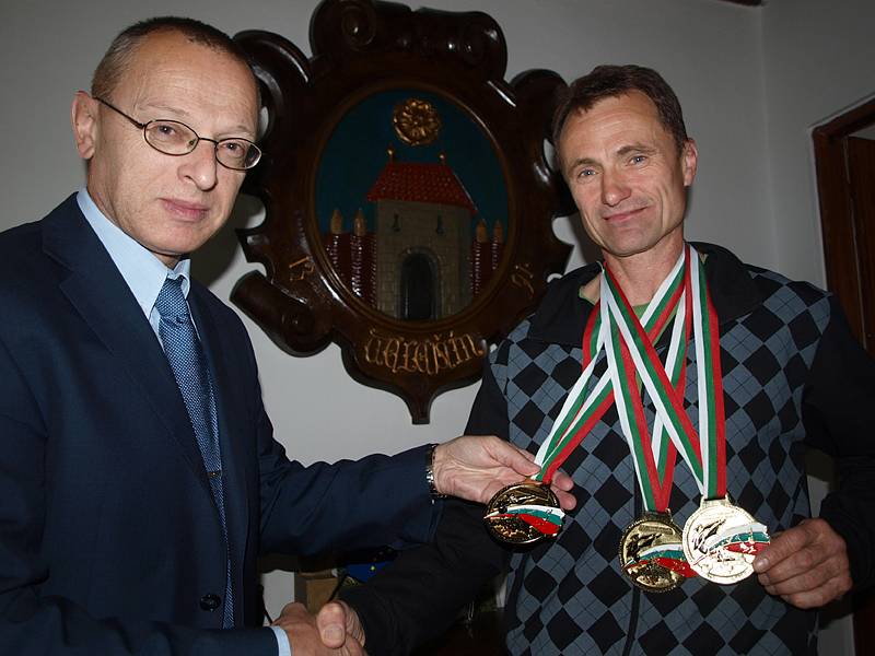 K zisku tří zlatých medailí Milanu Prokešovi z Velešína, který vede i místní taekwon-do školu, poblahopřál starosta města Josef Klíma (vlevo).