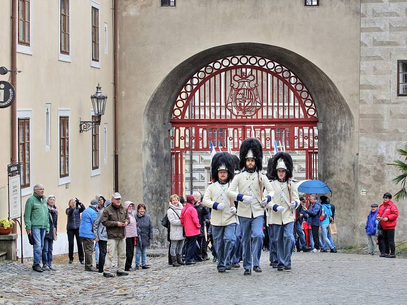 Schwarzenberská granátnická garda oslavila v Českém Krumlově 100 let od vyhlášení Československé republiky.