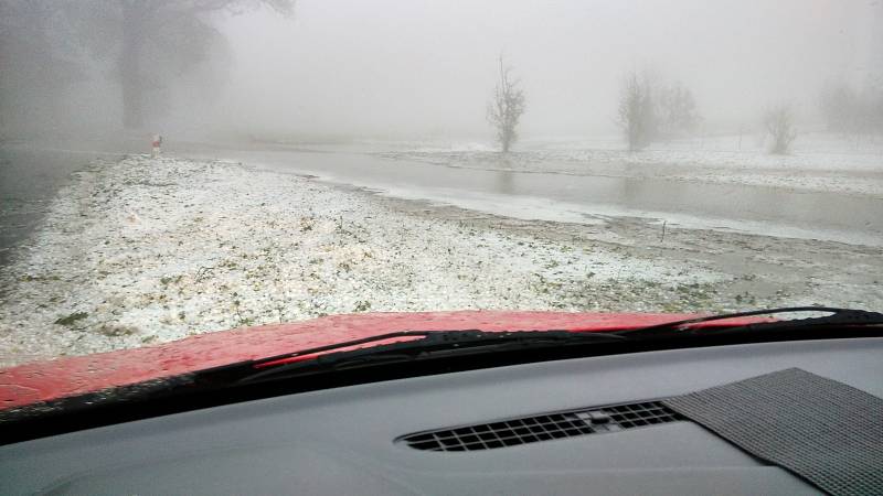 Krupobití u Křenova. Při jízdě do Chvalšin.