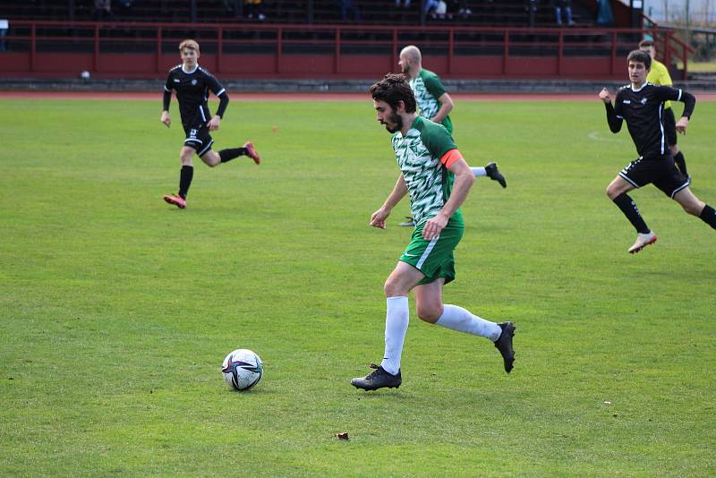 Fotbalová divize: Slavoj Český Krumlov - Tochovice 4:3 (2:1).