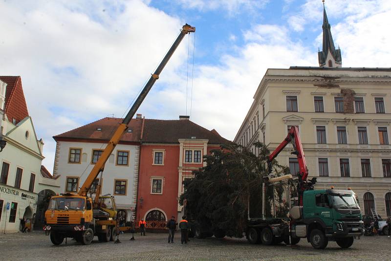 Pokus číslo jedna. Instalace vánočního stromu v pondělí na českokrumlovském náměstí.