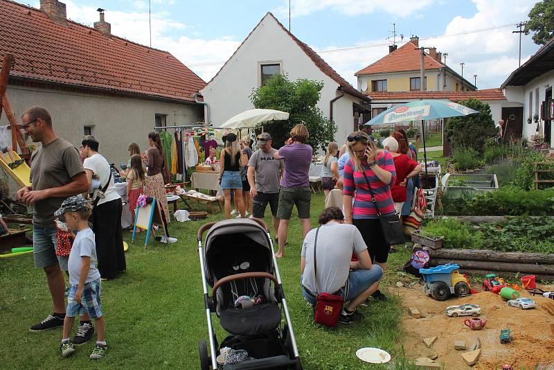 Den otevřených vrat ve Chmelné.