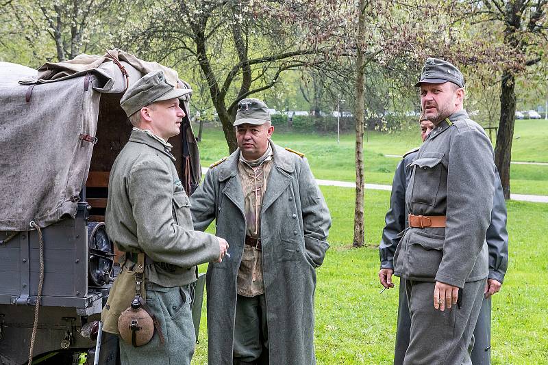 Navzdory dešti se uskutečnil pietní akt na českokrumlovském náměstí ve vší důstojnosti a lesku. V Jelení zahradě byl po celou sobotu k vidění dobový vojenský tábor a zábavný program nabídl hostinec Depo.