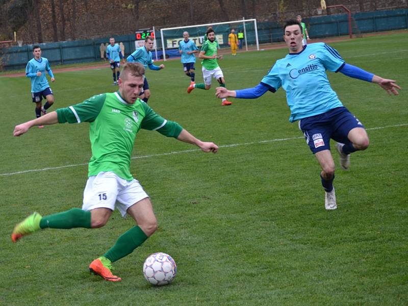 Ondrášovka KP muži – 14. kolo: FK Slavoj Český Krumlov (zelené dresy) – SK Otava Katovice 1:2 (0:1).