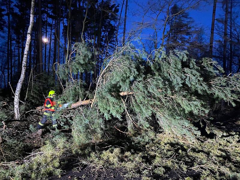Velešínští hasiči odklízeli stromy mezi Nádražím - Veleším a Skřidly na Českokrumlovsku.