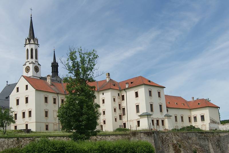 Rožmberská brána vyšebrodského kláštera je komplet opravena. Nyní začne stavba pobořené oranžérie.