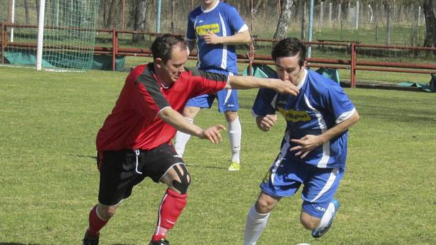 Rozdílová tříbodová trefa v zajímavém derby nese podpis ostříleného Jana Peťuleho (vlevo, v souboji s domácím Ladislavem Kuzmou), který se čtyři minuty po změně stran dostal za záda kaplické obrany a tváří v tvář brankáři si počínal velmi zkušeně.