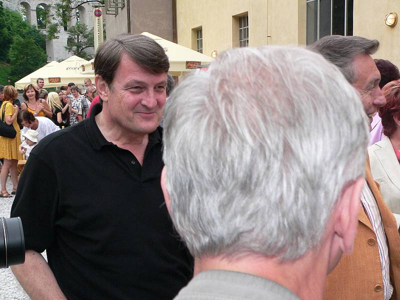 Karel Gott navštívil Český Krumlov 13. července 2005 za doprovodu celé řady známých osobností.