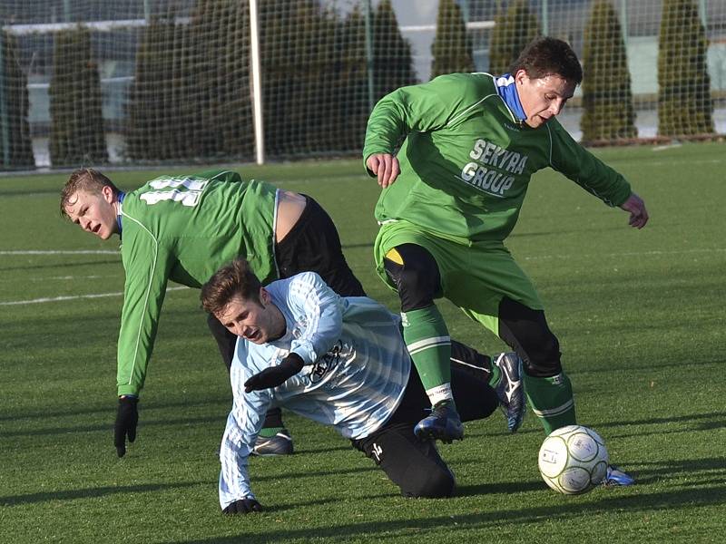 Přípravný zápas divizních týmů českokrumlovského Slavoje a béčka Táborska přinesl oboustranně kvalitní útočný fotbal se spoustou zajímavých situací a osobních soubojů. Na snímku vpravo u míče krumlovský Jiří Babouček nad táborským Horváthem.