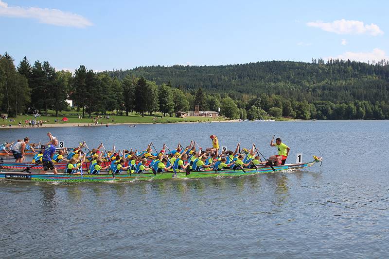 Lipno Sport Fest 2020 vyvrcholil závodem dračích lodí.