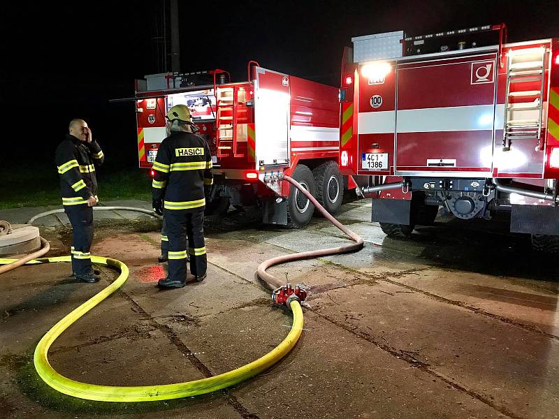 Foto z nočního zásahu u požáru pily v Mirkovicích na Českokrumlovsku.