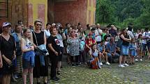 Zahájení výstavy žáků výtvarného oboru ZUŠ Český Krumlov. Učitelé výtvarky nejsou žádní suchaři, a tak pro návštěvníky připravili překvapení pro obveselení.