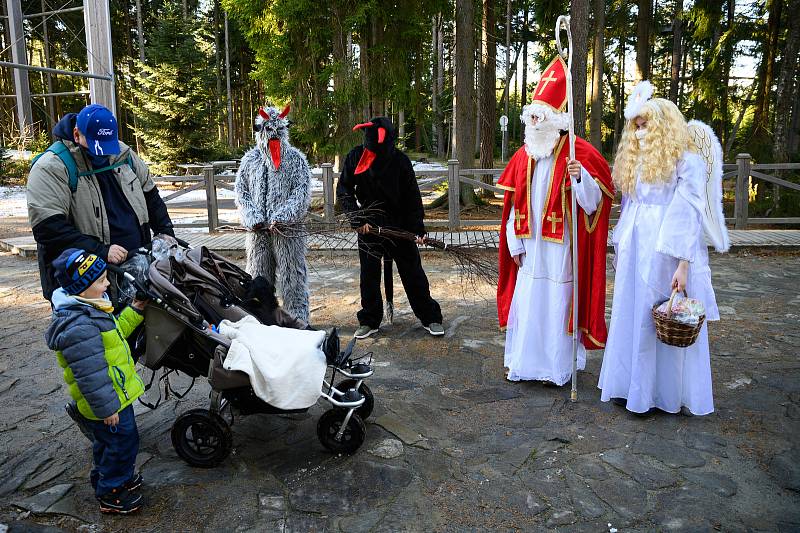 Mikulášská nadílka u Stezky v korunách stromů na Lipně.