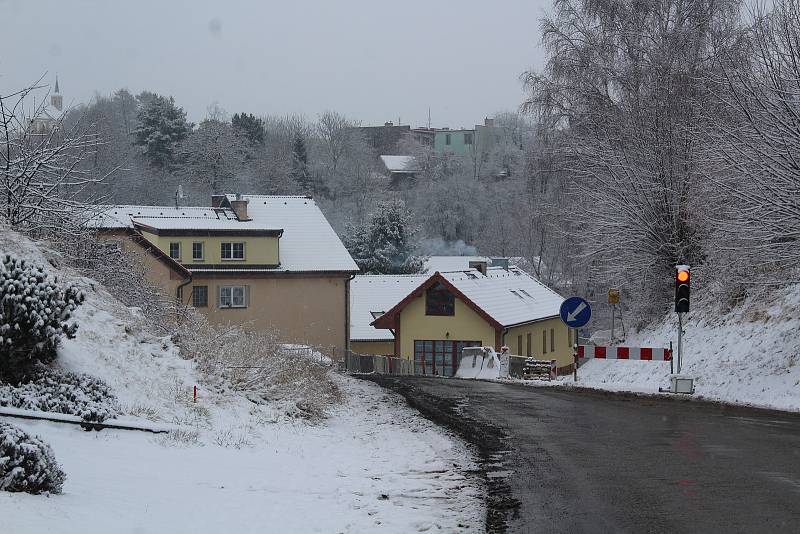 Tak to vypadá po středečním sněžení na Křemežku, v Chlumu, v samotné Křemži, v Holubově, U Zlaté Koruny a krajině pod Kletí, která nad pásem stromů kvůli sněžení a zatažené obloze ani nebyla vidět.