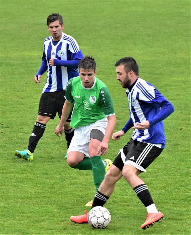 KP muži – 25. kolo: TJ Blatná (modrobílé dresy) – FK Slavoj Český Krumlov 1:3 (0:1).