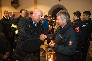 Jihočeští hasiči letos vyzvedli betlémské světlo od svých rakouských kolegů v Tragweinu. Velešínští hasiči  ho doma rozdávali hned po svém příjezdu do Velešína.