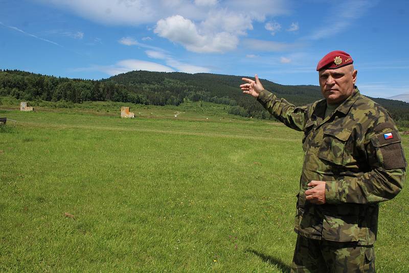 Nebezpečí hrozí těm, kdo vstupují mimo povolené cesty do boletického vojenského prostoru. A někteří civilisté si pletou Boleticko se smeťákem.