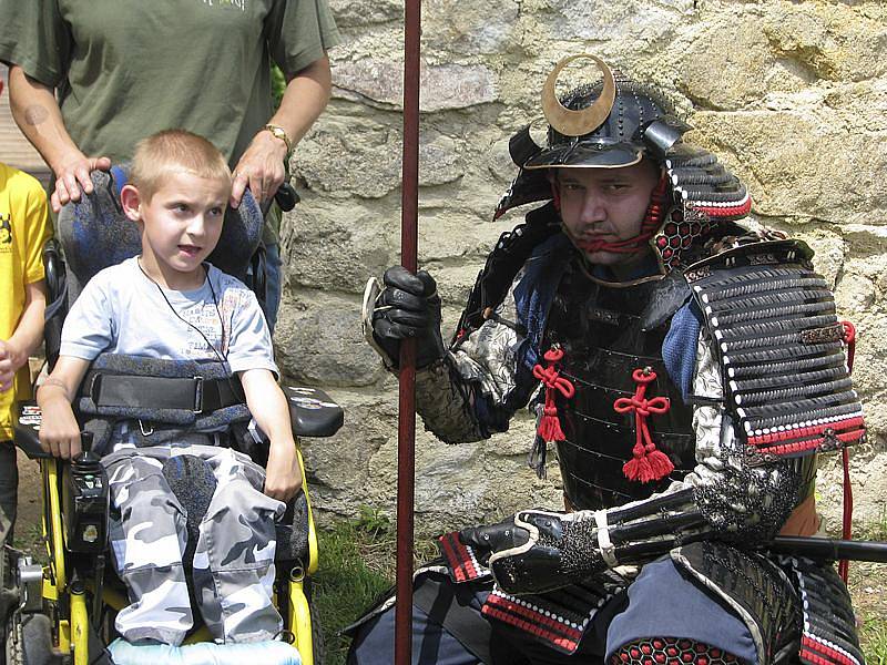 Pořešín se oblékl v sobotu do japonských barev. Sdružení hrady na Malši uspořádalo den pro handicapované.