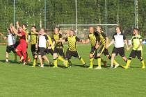 Oblastní I.B třída (skupina A) – 24. kolo: FK Spartak Kaplice (žlutočerné dresy) – TJ Dříteň 11:1 (5:0).