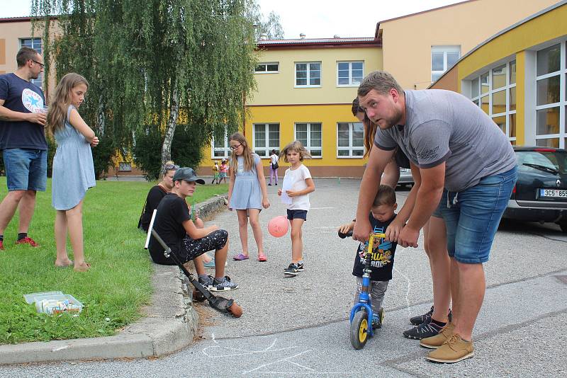 Křemežské loučení s létem v areálu u školy.