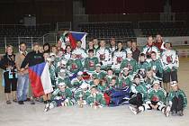 Na závěr vydařené celotýdenní mise se českokrumlovská hokejová výprava, včetně trenérů, rodičů a fanoušků, mohla přímo na ledě potěšit se zlatými medailemi a poháry pro vítěze klání devítiletých i jedenáctiletých nadějí.