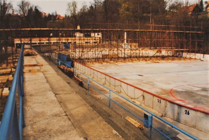 Český Krumlov v roce 1999. Zimní stadion před zastřešením.