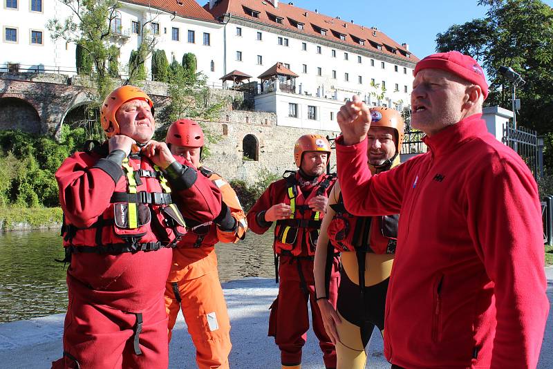 Příslušníci krumlovské městské policie měli kurz vodní záchrany. Vedl ho Milan Bukáček (vpravo), velitel českokrumlovské VZS ČČK.