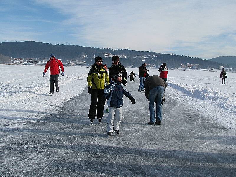 Ledové dráhy na Lipně jsou dvě, jedna mezi Frymburkem a Lipnem nad Vltavou, druhá u Horní Plané.