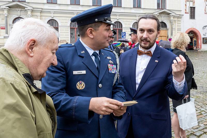 Navzdory dešti se uskutečnil pietní akt na českokrumlovském náměstí ve vší důstojnosti a lesku. V Jelení zahradě byl po celou sobotu k vidění dobový vojenský tábor a zábavný program nabídl hostinec Depo.