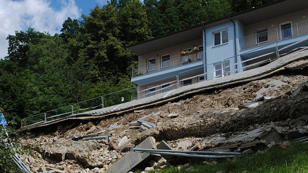 V Tiché ulici v Českém Krumlově, v části Nové Spolí nedaleko kryté lávky Rechle, se po deštích zřítila opěrná zeď s částí parkoviště.