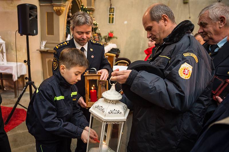 Předání Betlémského světla od hasičů z hornorakouského okresu Freistadt v kostele v Rožmitále na Šumavě.