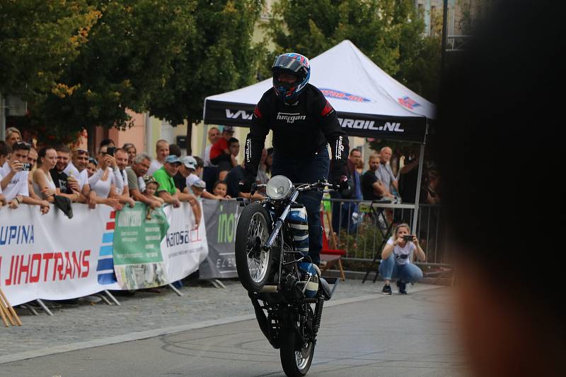 Grand Prix Kaplice otevřel motocyklový kaskadér Martin Krátký který předvedl své mistrovství v sedle Yamahy a MZ.