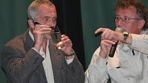 Pití s mikrofonem třetího tisíciletí činilo Tomáši Hanákovi značné potíže.
