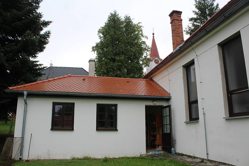 Farář církve československé husitské Karel Filip v modlitebně chystal letní ubytování pro poutníky.