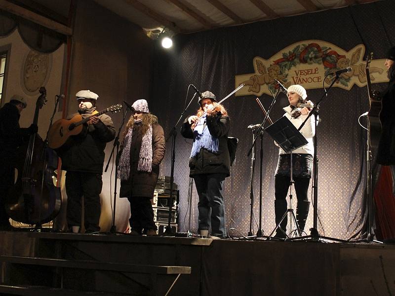 Amatérské zpěváky doprovodili členové českokrumlovského smíšeného pěveckého sboru Perchta a kapel Lakomá Barka a Kapka.