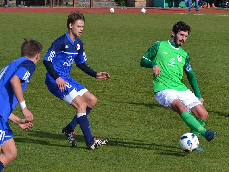 Divize A - 13. kolo: FK Slavoj Český Krumlov (zelené dresy) - FC Slávia Karlovy Vary 0:6 (0:2).