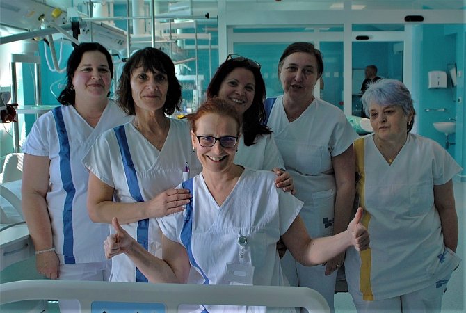 Krumlovská nemocnice má zbrusu novou chirurgickou JIP.  Na snímku staniční sestra Dana Balláková (vpředu) s kolegyněmi Karolínou Kučerovou, Dagmar Richterovou, Lucií Stupkovou, Jaroslavou Velflovou a Růženou Figurovou.