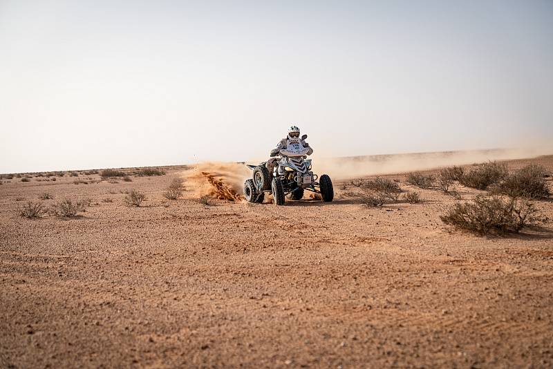 Africa Eco Race pokračovala čtvrtou etapou, po níž čtyřkolkař Zdeněk Tůma klesl mezi motocyklisty na patnáctou pozici