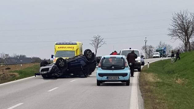 K nehodě tří aut došlo mezi Chabičovicemi a Mirkovicemi na Českokrumlovsku.