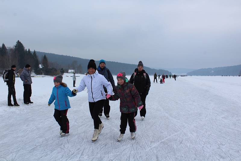 Tisíce lidí dorazily o víkendu zabruslit si na Lipno.