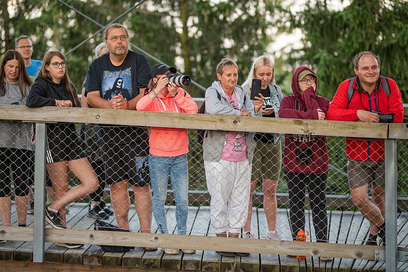 Olga Lounová s kapelou si zazpívala na stezce v korunách stromů v Lipně nad Vltavou.