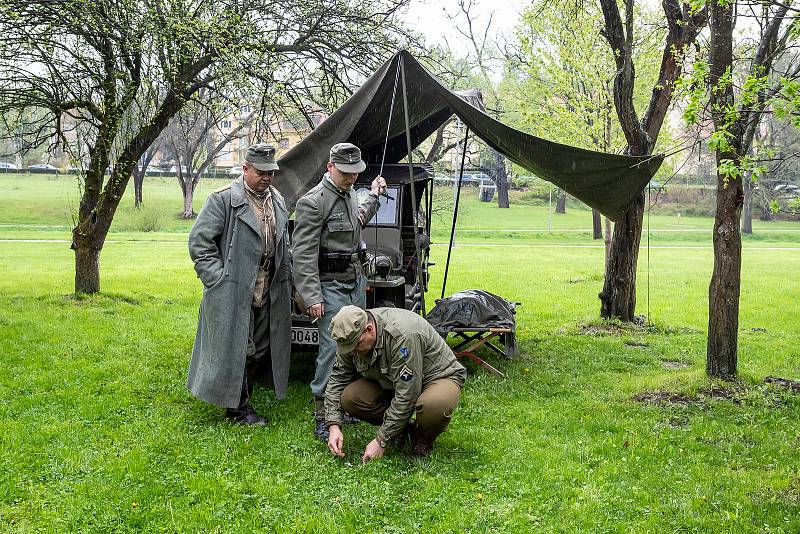 Navzdory dešti se uskutečnil pietní akt na českokrumlovském náměstí ve vší důstojnosti a lesku. V Jelení zahradě byl po celou sobotu k vidění dobový vojenský tábor a zábavný program nabídl hostinec Depo.