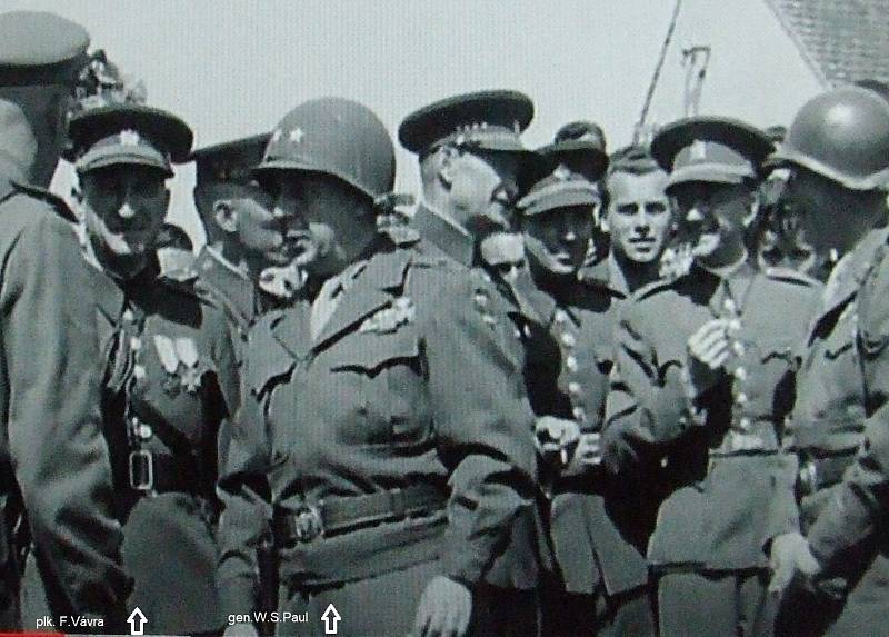 Setkání spojenců v Kamenném Újezdu. Plukovník František Vávra a generál Willard Stuart Paul označeni šipkami.