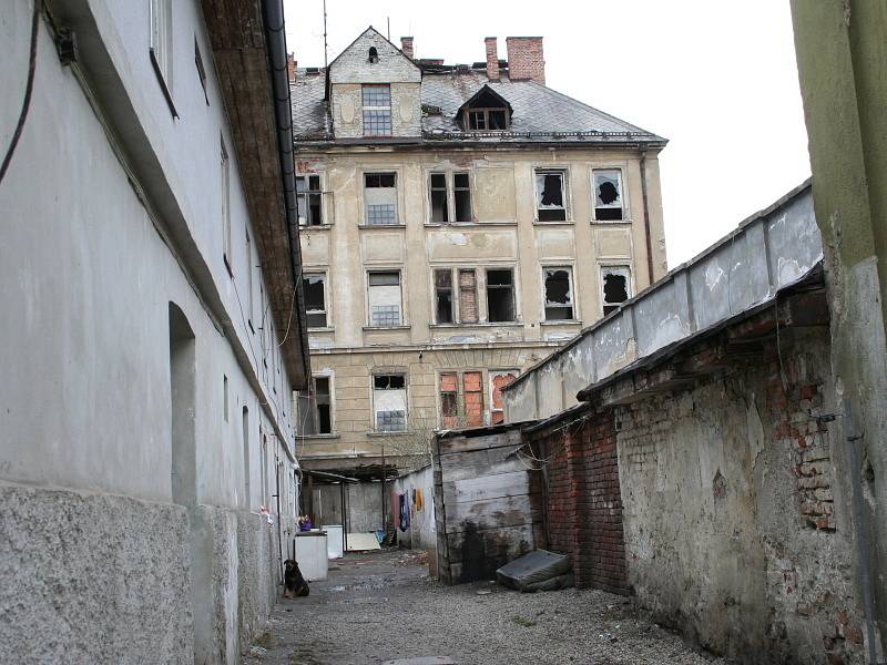 Romové žijí v místním ghettu ve velmi špatných podmínkách.