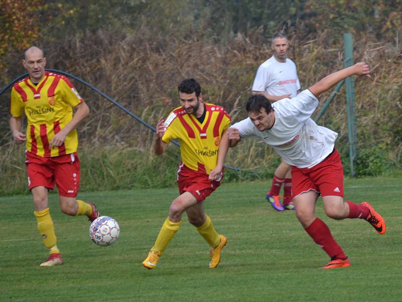 Select OP muži - 9. kolo: Sokol Křemže (bílé dresy) - Sokol Chvalšiny 2:1 (2:1).