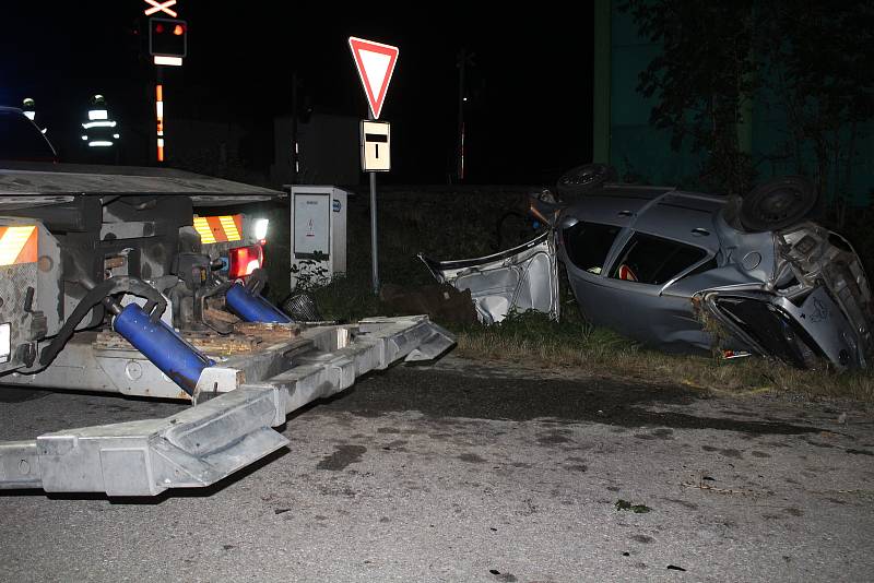 Srážka auta s vlakem u Holkova. Kolem 20 hodin nastala příprava k odvezení havarovaného automobilu odtahovou službou.