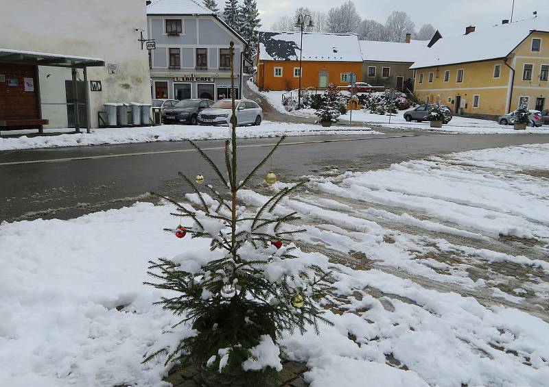 První sněhová nadílka a první adventní neděle v Rožmberku nad Vltavou.