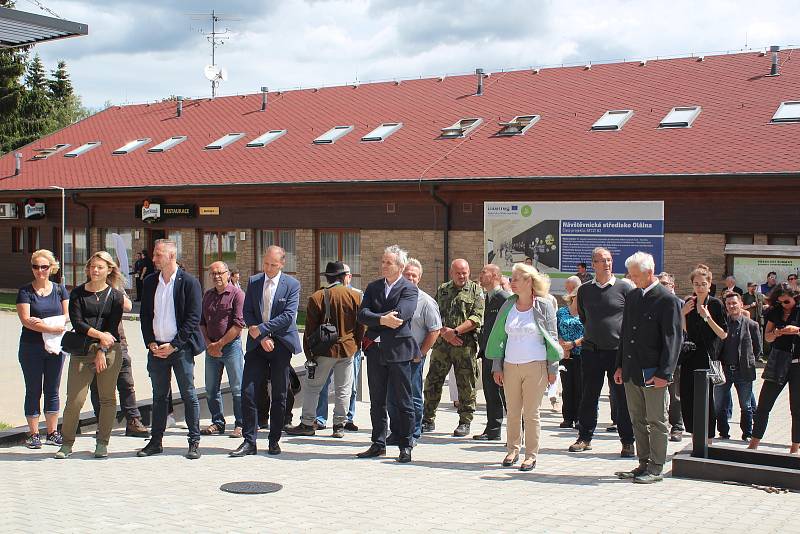 Vojenské lesy a statky ve čtvrtek slavnostně otevřely novou naučnou stezku a návštěvnické centrum Olšina.