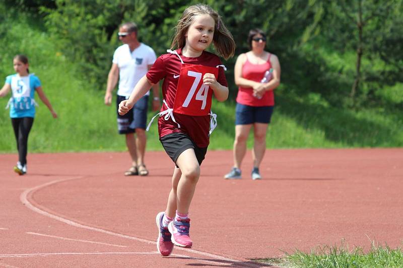 Okresní atletická olympiáda základních škol z Českokrumlovska v Kaplici.