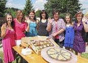 A ženám na snímku je potřeba  za tu horu koláčů v Bujanově poděkovat. Jsou to dvě Pavlíny Kopačkové, mladší a starší, Eva Korejtková, Petra Detourová a Jiřina Turnhöferová. 